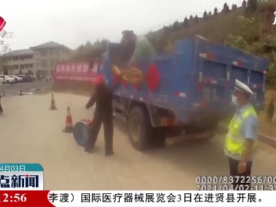 宁都：货车违法载客交警及时查处