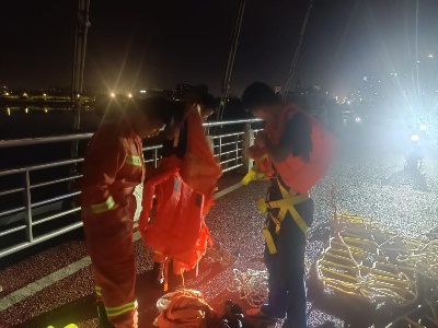 江西南昌：年轻男子跳桥轻生 消防员下水救人
