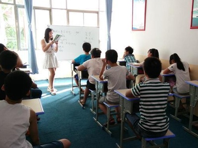 陪孩子上补习班，陪老人旅游……职业陪伴师走俏