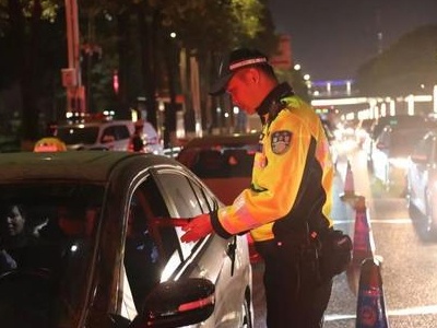 宜春一男子吃顿啤酒鸭：检测成酒驾 车辆被暂扣