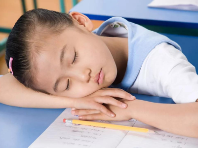新规要学生“睡好”，学校家长却都犯难，是什么让孩子“睡不好觉”？