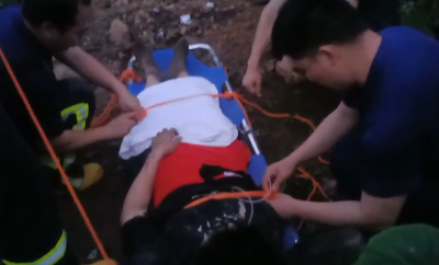 江西上饶：男子割腕轻生 消防火速前往救援