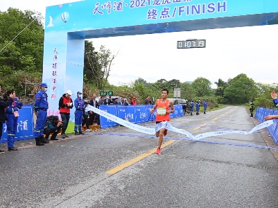 鹰潭龙虎山半程马拉松开跑