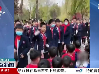 河南：当春游小学生遇到幼儿园小朋友