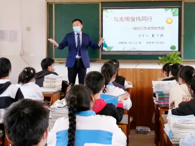 “学校是比家大一点的地方”