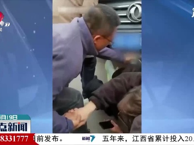 江苏：小伙被卷车底 市民抬车救人