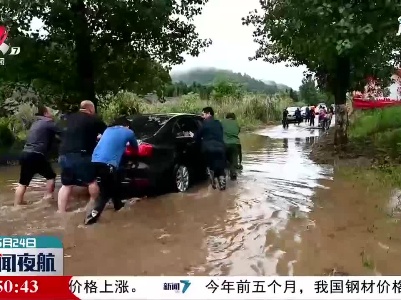 贵溪：小车被困水中 众人合力救援