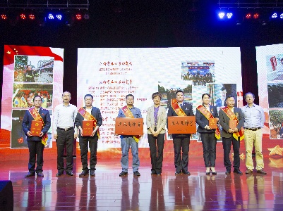 鹰潭举行职工文艺汇演暨五一劳动奖表彰大会