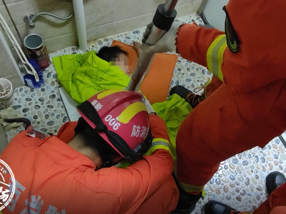 宜春一4岁男孩左腿被卡便池，竟睡着了
