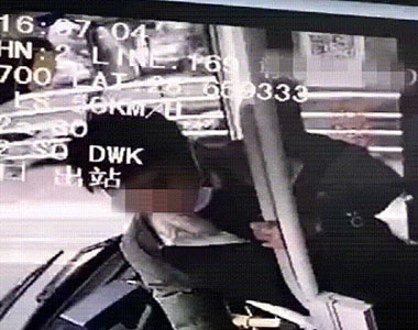 抢夺扭转公交车方向盘 南昌一“90后”男子获刑9个月
