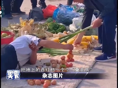 一位摆摊大叔 侧躺在摊位前把西红柿“叠高高”