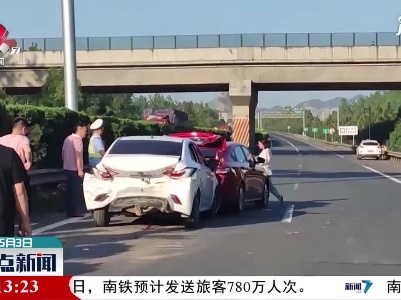 新余：未保持安全车距引发追尾 警民合力保畅通