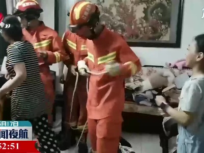 赣州：女子被困防盗网 消防紧急救援