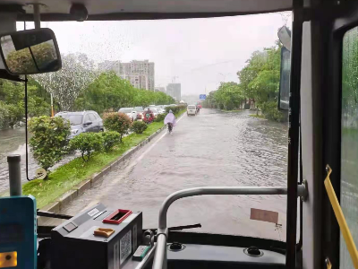 雨天出行看这里 南昌多条公交线路临时改道停发