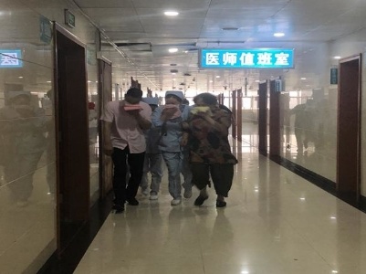 进贤县人民医院联合县消防救援大队开展消防应急实战演练活动