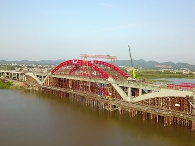 抚州：“五一”王安石抚河特大桥施工忙