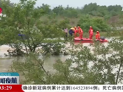 万安：老人被困河滩 众人紧急援救