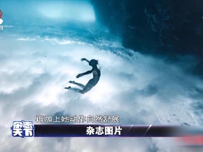 国外女子拍摄潜水照 看起来像在空中翱翔