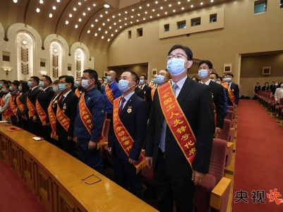 【央视快评】劳动创造幸福 实干成就伟业