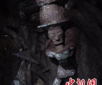 三星堆遗址青铜顶尊人像亮相 系世界首次发现人与尊组合的大型青铜器