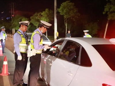 【五一我在岗】进贤公安交警严查各类交通违法行为