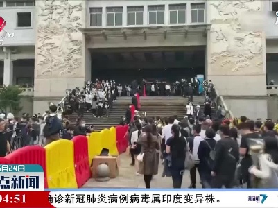 让我们再送袁老一程
