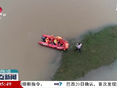 万安：老人被困河滩 众人紧急援救