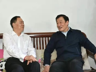 刘奇在“五一”国际劳动节走访慰问时强调 弘扬劳模精神劳动精神工匠精神 以奋斗创造幸福以实干成就梦想