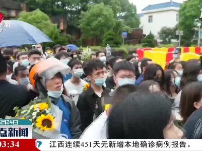 雨中，悼念袁老的队伍看不到头
