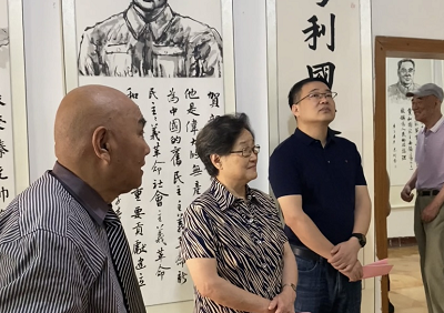 江西上饶：八旬老人自费举办红色画展