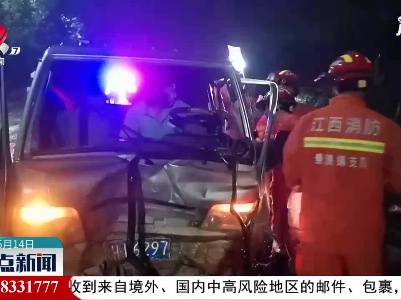 景德镇：雨天路滑 两车追尾司机被困