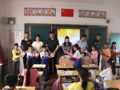 进贤县图书馆党支部组织开展“点亮微心愿——送‘名著’进校园”党员爱心公益活动