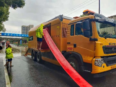 江西南昌：内涝积水 南昌消防出动“龙吸水”排涝机器人处置