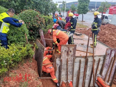南昌嘉茂二路附近一施工现场塌方 一被困男子被救出
