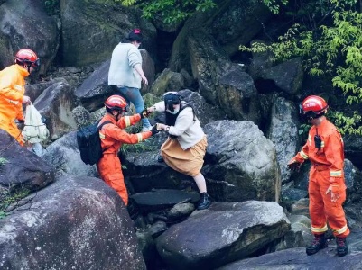 庐山星龙索道附近两游客被困深山 救援人员及时成功施救