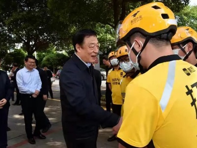 “五一”前夕，刘奇书记看望慰问一线劳动者和英模劳模代表