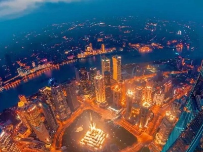人民网评：沿着中国特色社会主义阔步前进