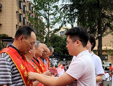 九江人民路街道湖滨社区为党龄50年以上老党员颁发纪念章