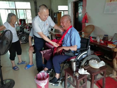 进贤县各乡镇和单位开展“光荣在党50年”纪念章颁发活动