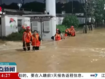 上饶：铁路涵洞被淹 消防划艇救援