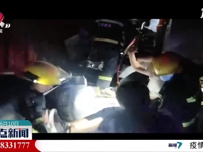 上饶：两起事故 两人被困