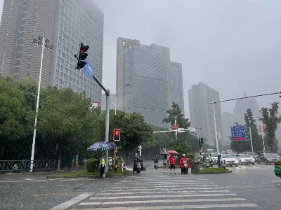 暴雨突袭 南昌68条公交线路临时调整 