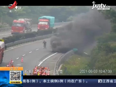 浙江乐清：运煤车高速上爆胎起火 浓烟滚滚