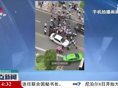 重庆：男孩被困车底 市民合力救援