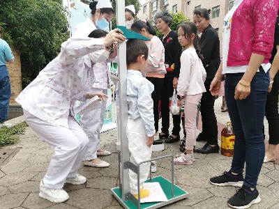 将关爱送到家门口——进贤县人民医院开展“六一儿童节”义诊活动