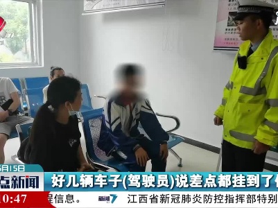 福银高速：男孩步行上高速 交警救助紧急劝返