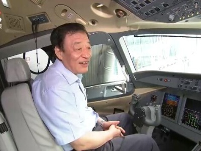 中国商飞江西生产试飞中心首批下线ARJ21飞机交付 刘奇贺东风共同见证交付 