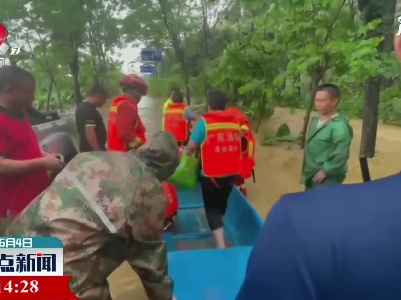 广东清远：消防员激流跋涉救出被困群众