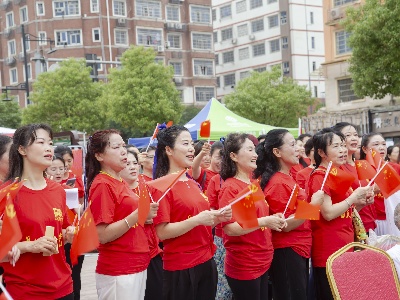 江西鹰潭：鹰潭市“同心共铸红色魂 唱支山歌给党听”文艺主题党课进社区活动举行