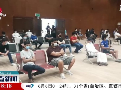 科威特高中生接受核酸检测以参加毕业考